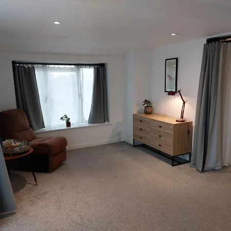 Beech House 20 Minute Walk To Airport *