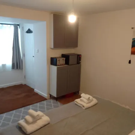 בית אירוח Beech House 20 Minute Walk To Airport *