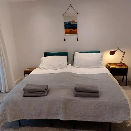 Beech House 20 Minute Walk To Airport Homestay *
