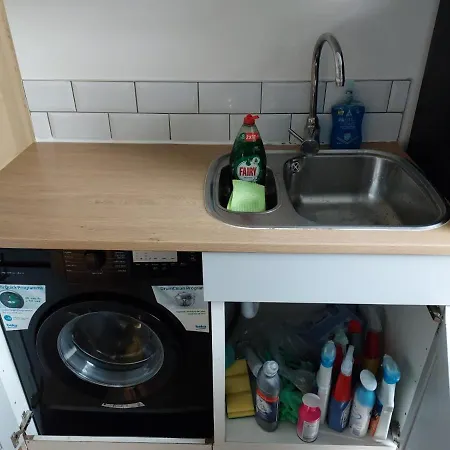 Beech House 20 Minute Walk To Airport Homestay *