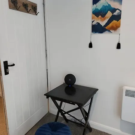 Beech House 20 Minute Walk To Airport
