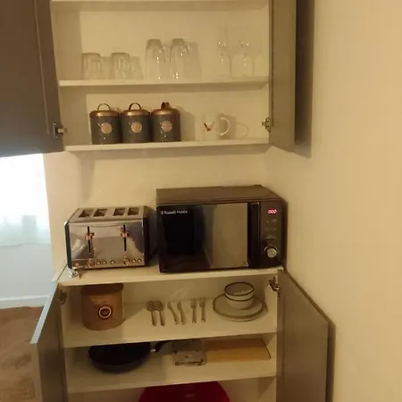 Beech House 20 Minute Walk To Airport Homestay