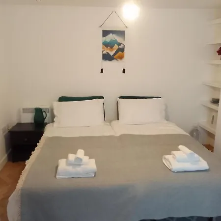 Beech House 20 Minute Walk To Airport Homestay *