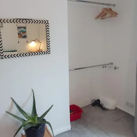 Beech House 20 Minute Walk To Airport