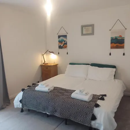 Beech House 20 Minute Walk To Airport