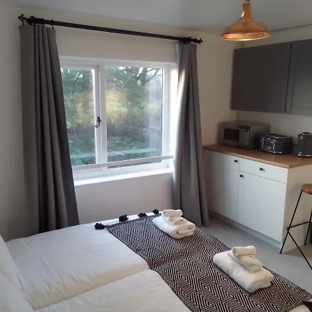 Beech House 20 Minute Walk To Airport Accommodatie bij particulieren
